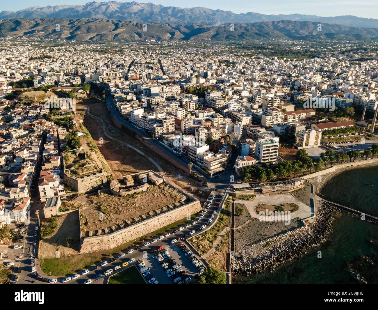 Vista aerea dall'alto dal drone della città di Chania, isola di Creta, Grecia. Foto Stock