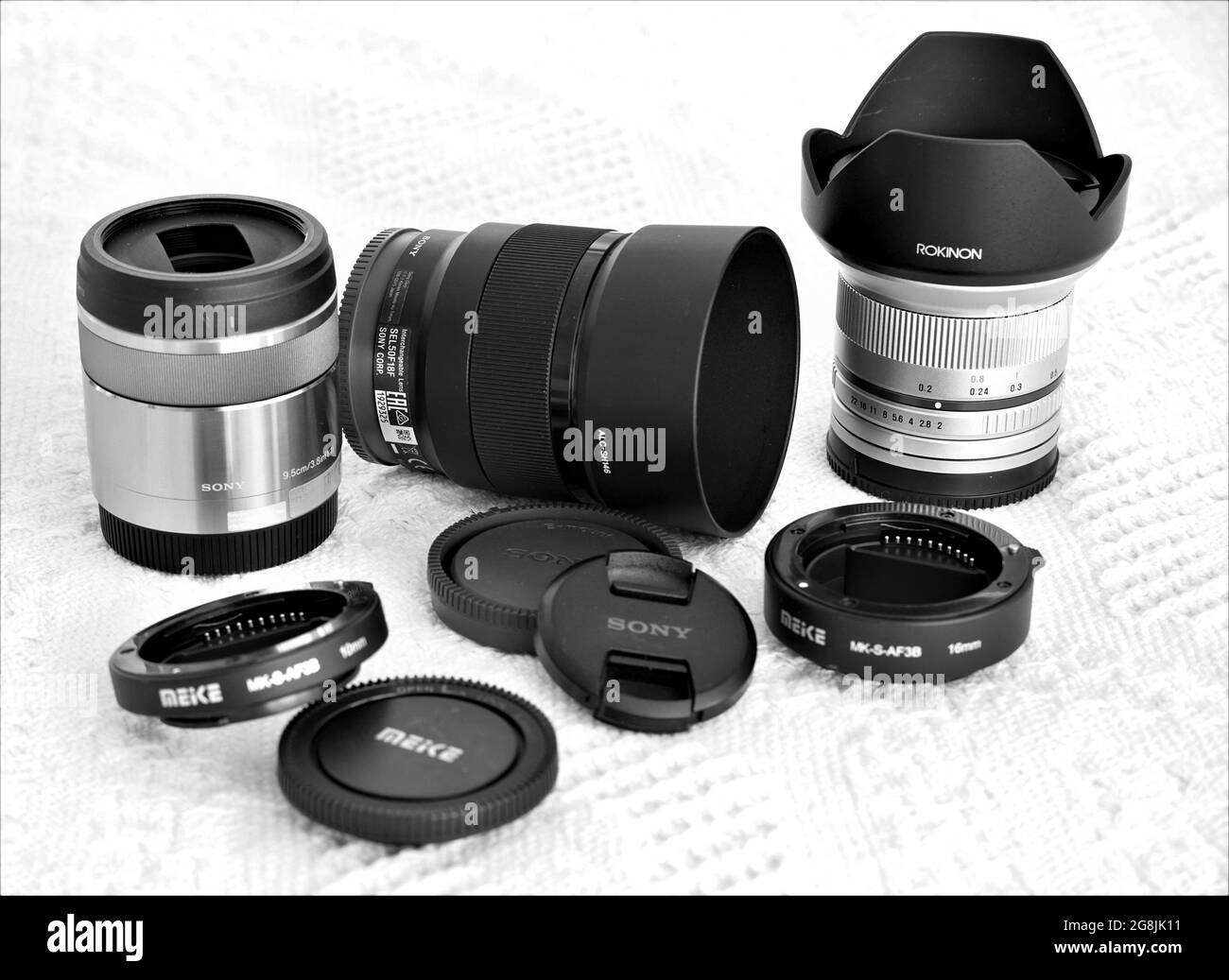 HOKITIKA, NUOVA ZELANDA - 03 marzo 2021: Una gamma di accessori per obiettivi per fotocamere APC Sony con innesto E. Foto Stock