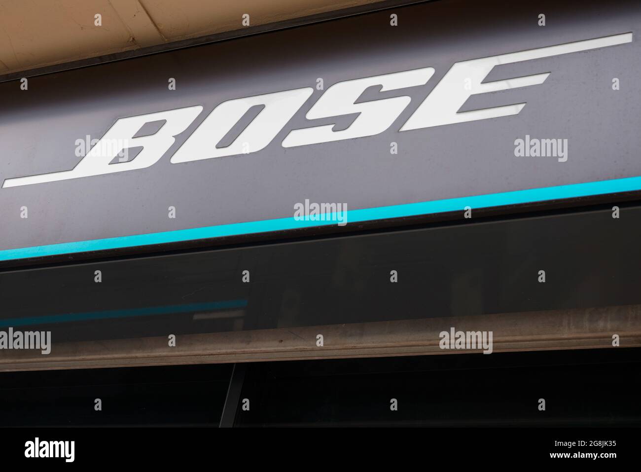 Bordeaux , Aquitaine Francia - 12 28 2020 : testo del segno e logo del marchio Bose davanti al negozio produttore americano di apparecchiature audio negozio Foto Stock
