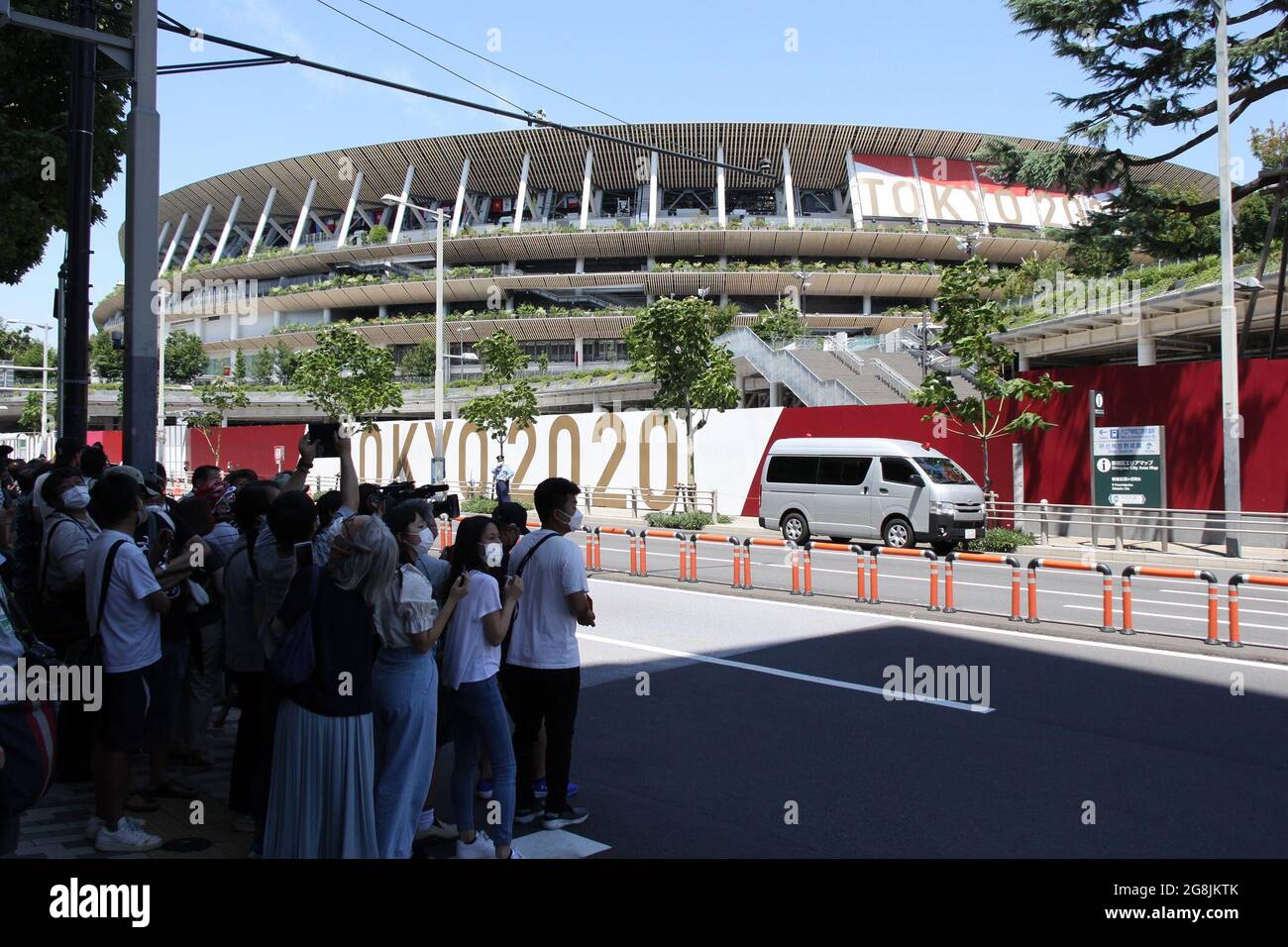 I fan della squadra di dimostrazione acrobatica Blue Impulse, attualmente 11 Squadron 4th Air Wing Team, aspettano di assistere a una rehersal per la cerimonia di apertura delle Olimpiadi di Tokyo del 2020 fuori dello Stadio Nazionale di Tokyo, Giappone, il 21 luglio 2021. Credit: Michael Steinebach/AFLO/Alamy Live News Foto Stock