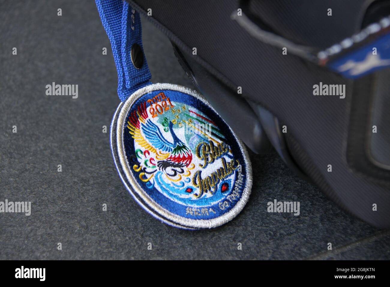 I fan della squadra di dimostrazione acrobatica Blue Impulse, attualmente 11 Squadron 4th Air Wing Team, aspettano di assistere a una rehersal per la cerimonia di apertura delle Olimpiadi di Tokyo del 2020 fuori dello Stadio Nazionale di Tokyo, Giappone, il 21 luglio 2021. Credit: Michael Steinebach/AFLO/Alamy Live News Foto Stock