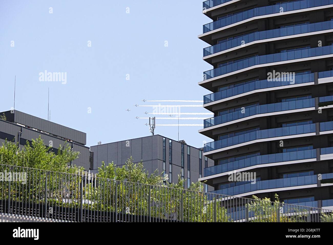 I fan della squadra di dimostrazione acrobatica Blue Impulse, attualmente 11 Squadron 4th Air Wing Team, aspettano di assistere a una rehersal per la cerimonia di apertura delle Olimpiadi di Tokyo del 2020 fuori dello Stadio Nazionale di Tokyo, Giappone, il 21 luglio 2021. Credit: Michael Steinebach/AFLO/Alamy Live News Foto Stock