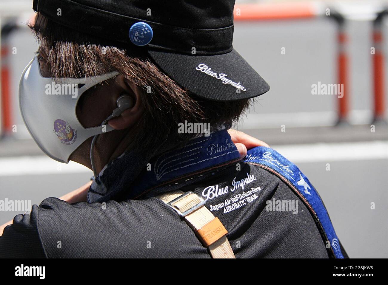I fan della squadra di dimostrazione acrobatica Blue Impulse, attualmente 11 Squadron 4th Air Wing Team, aspettano di assistere a una rehersal per la cerimonia di apertura delle Olimpiadi di Tokyo del 2020 fuori dello Stadio Nazionale di Tokyo, Giappone, il 21 luglio 2021. Credit: Michael Steinebach/AFLO/Alamy Live News Foto Stock