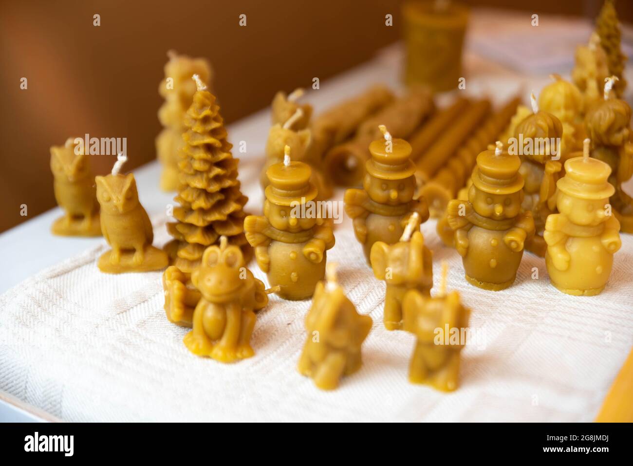 Lubań, Polonia - 2 luglio 2021: Vere candele di cera d'api sotto forma di figurine. Bancarella di mercato con prodotti locali, tradizionali. Foto Stock