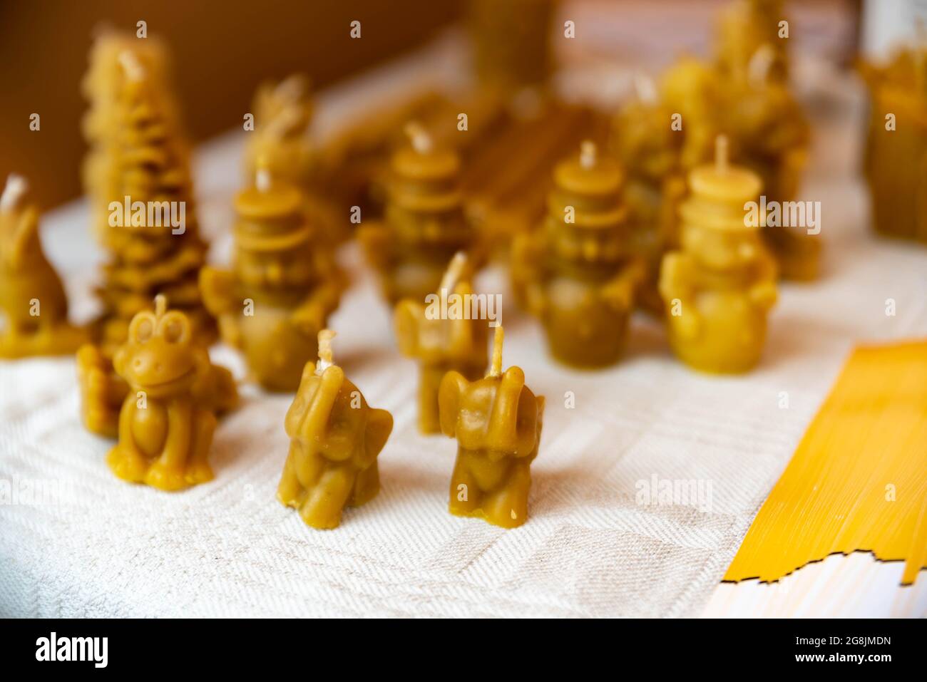 Lubań, Polonia - 2 luglio 2021: Vere candele di cera d'api sotto forma di figurine. Bancarella di mercato con prodotti locali, tradizionali. Foto Stock