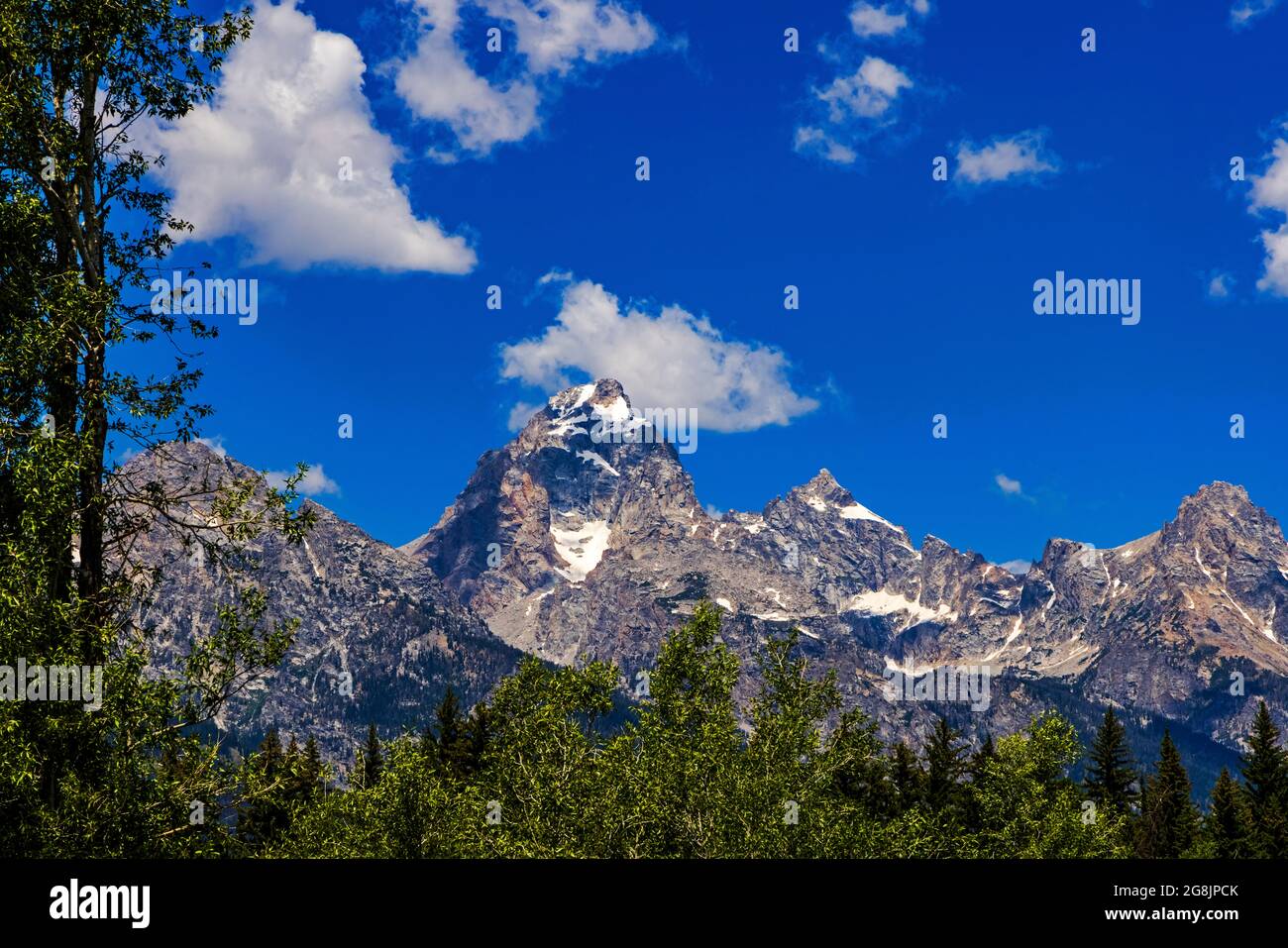 Si tratta di una vista del maestoso Grand Teton Peak, (telaio centrale) nel Teton Range del Grand Teton National Park, Moose, Wyoming, Stati Uniti. Foto Stock