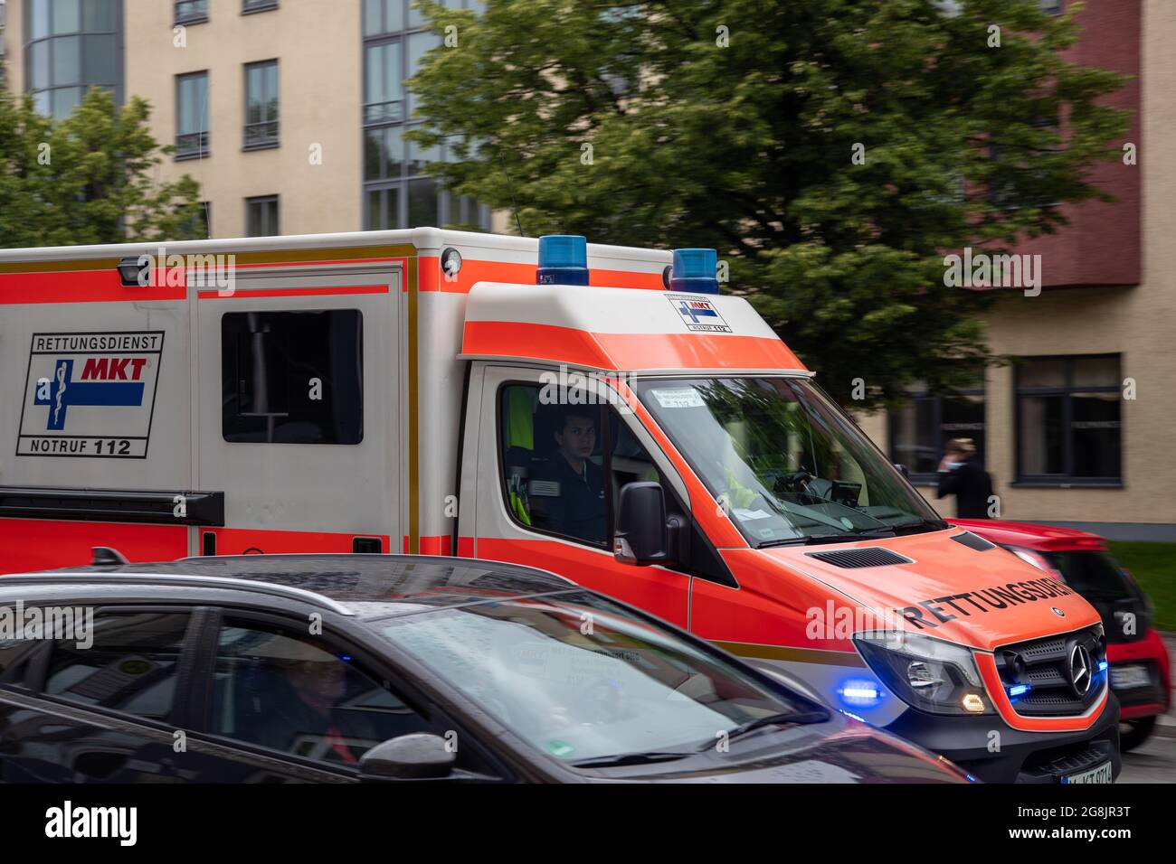 Krankenwagen fährt zum Unfallort. Nachdem am 10. Juni 2020 ein Auto in der Ungererstraße Ecke Domagkstraße in München Schwabing in eine Menschenmenge gefahren ist, gab es einen Großeinsaatz der Polizei. Drei Menschen wurden verletzt. (Foto di Alexander Pohl/Sipa USA) Credit: Sipa USA/Alamy Live News Foto Stock