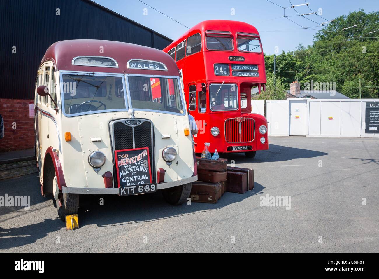 Autobus e pullman della metà del XX secolo, Black Country Living Museum, Dudley, Regno Unito Foto Stock