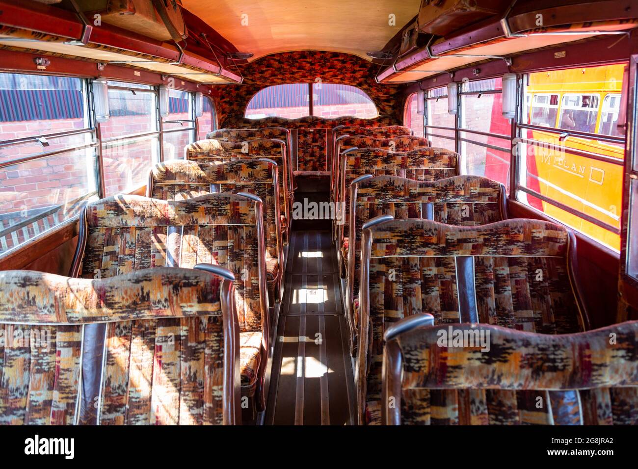 Interni vintage in autobus o pullman con posti a sedere, Black Country Living Museum, Dudley, Regno Unito Foto Stock