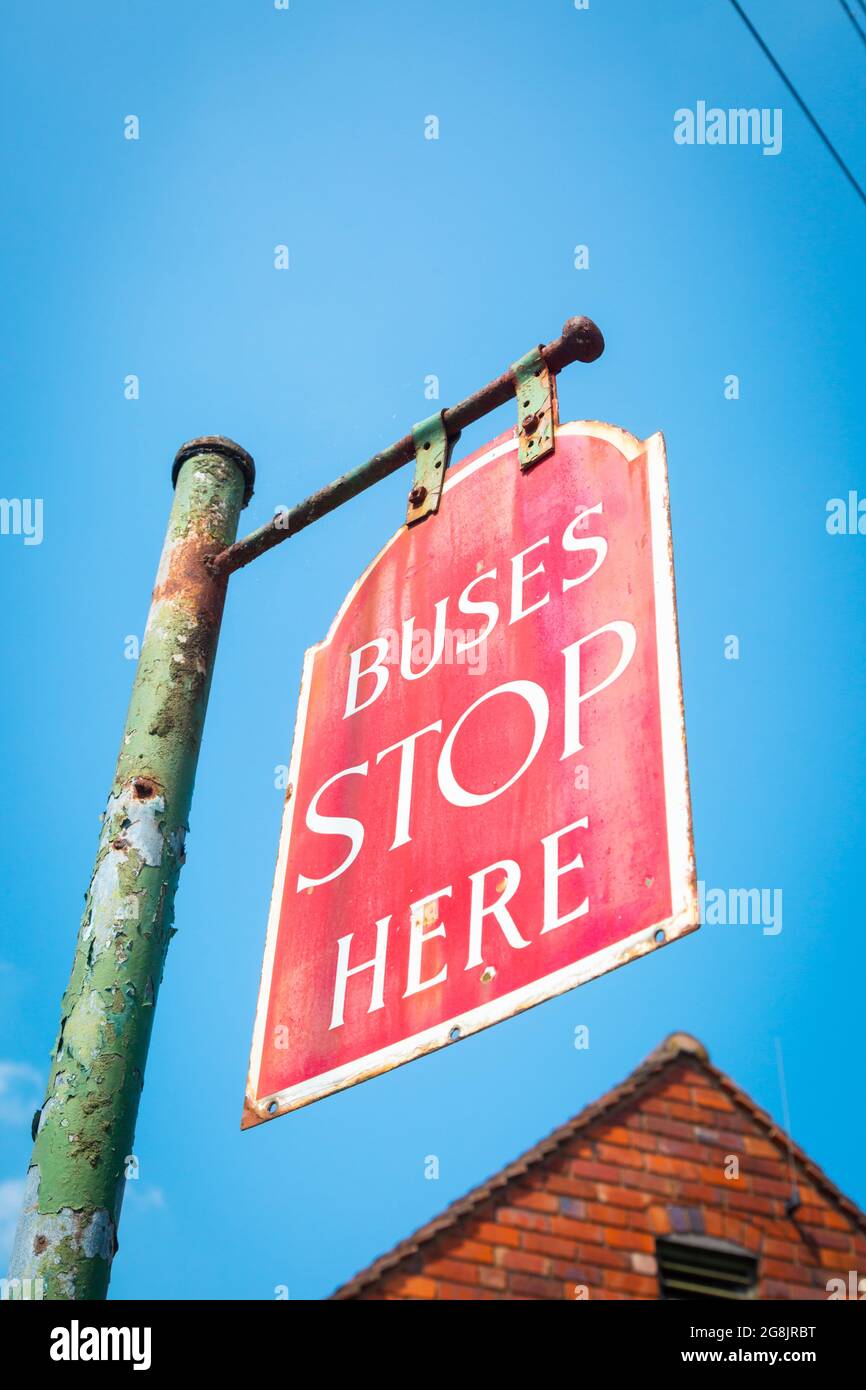 Vecchio stile vintage bus stop segno, Black Country Living Museum, Dudley, Regno Unito Foto Stock