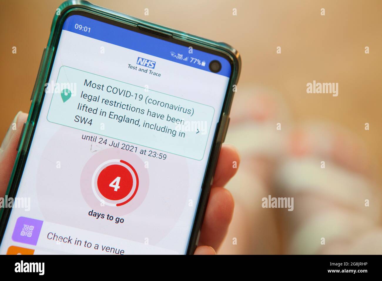 Londra, Regno Unito, 21 luglio 2021: Un telefono cellulare mostra una notifica per l'autoisolamento a causa di una possibile esposizione di covidi, inviata dall'app di covid NHS. Il conto alla rovescia mostra 4 giorni per uscire dal periodo di autoisolamento di 10 giorni. Le istruzioni fornite non sono di lasciare la vostra casa anche per l'esercizio quotidiano, ma poiché l'app non è legalmente vincolante, a differenza di Track and Trace, non è noto quale proporzione di persone stanno seguendo le raccomandazioni. Anna Watson/Alamy Live News Foto Stock