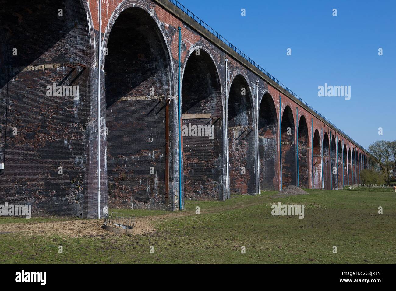 Archi di Whalley. Viadotto ferroviario in mattoni rossi nella valle del ribble. Panorama ferroviario del Regno Unito Foto Stock