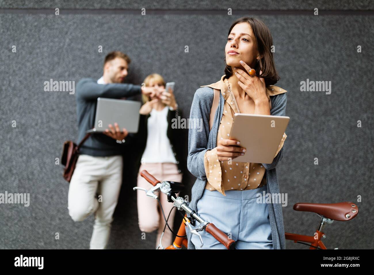 Gruppo di persone aziendali che utilizzano dispositivi elettronici all'aperto Foto Stock