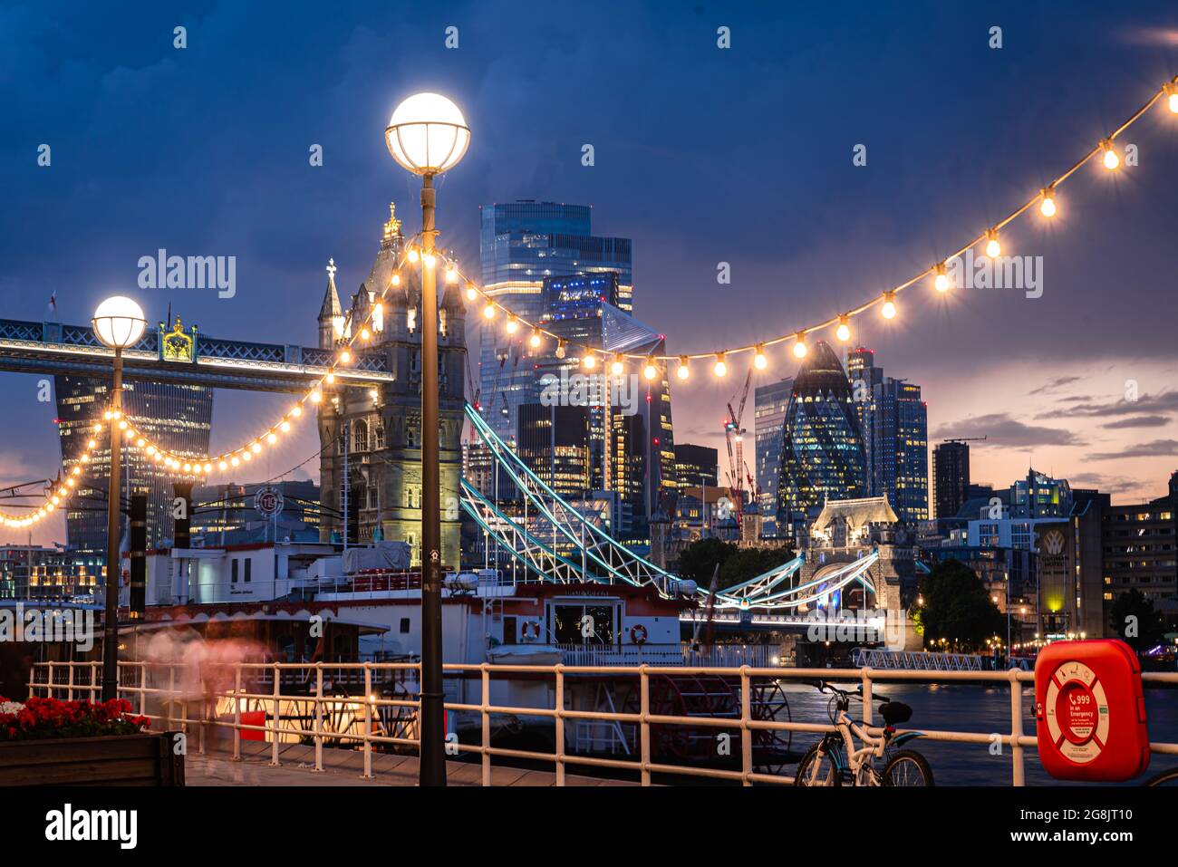 Guardando attraverso Tower Bridge verso il quartiere finanziario, Londra, Regno Unito Foto Stock