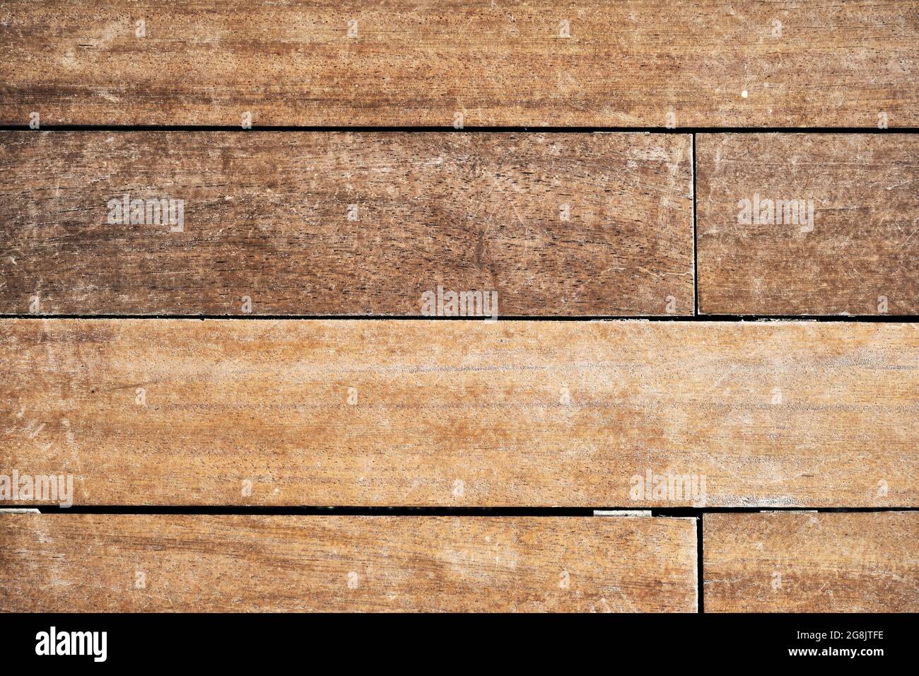 Tavolo in legno marrone antico, con intemperie e struttura rustica per l'uso su sfondo o sfondo. Foto Stock