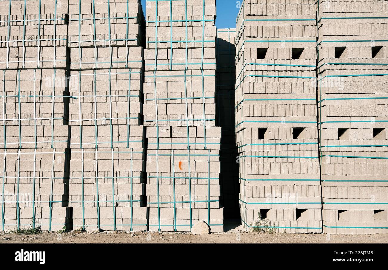 Pila di blocchi di cemento cemento cemento al cantiere. Foto Stock