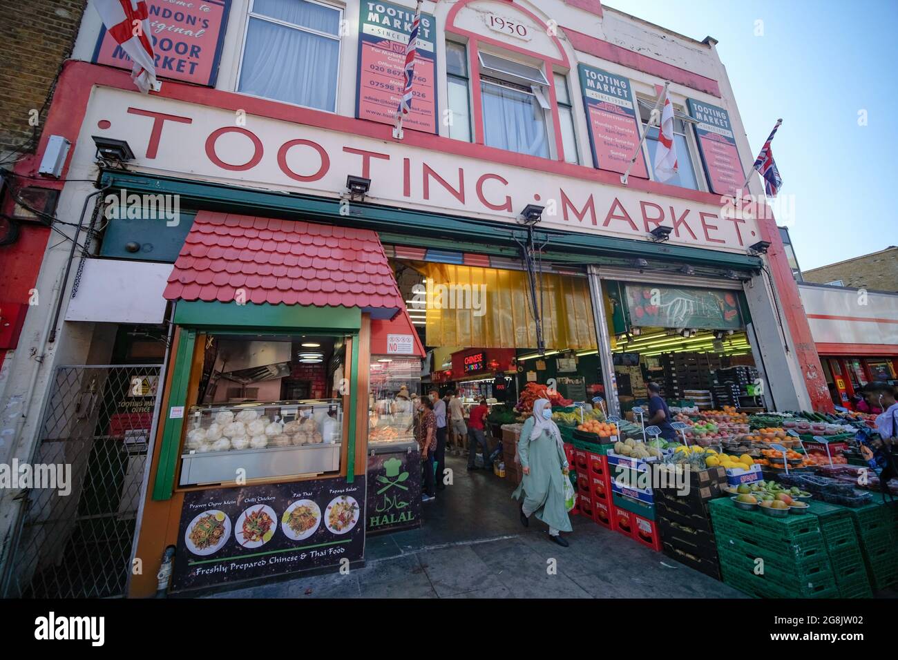 Londra- Luglio 2021: Tooting Market nel sud-ovest di Londra, un mercato al coperto con molti venditori e commercianti di cibo di strada Foto Stock