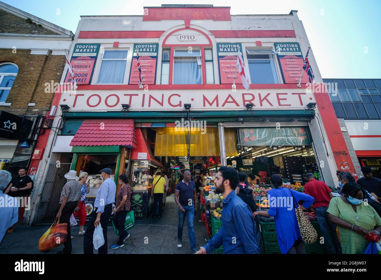 Londra- Luglio 2021: Tooting Market nel sud-ovest di Londra, un mercato al coperto con molti venditori e commercianti di cibo di strada Foto Stock