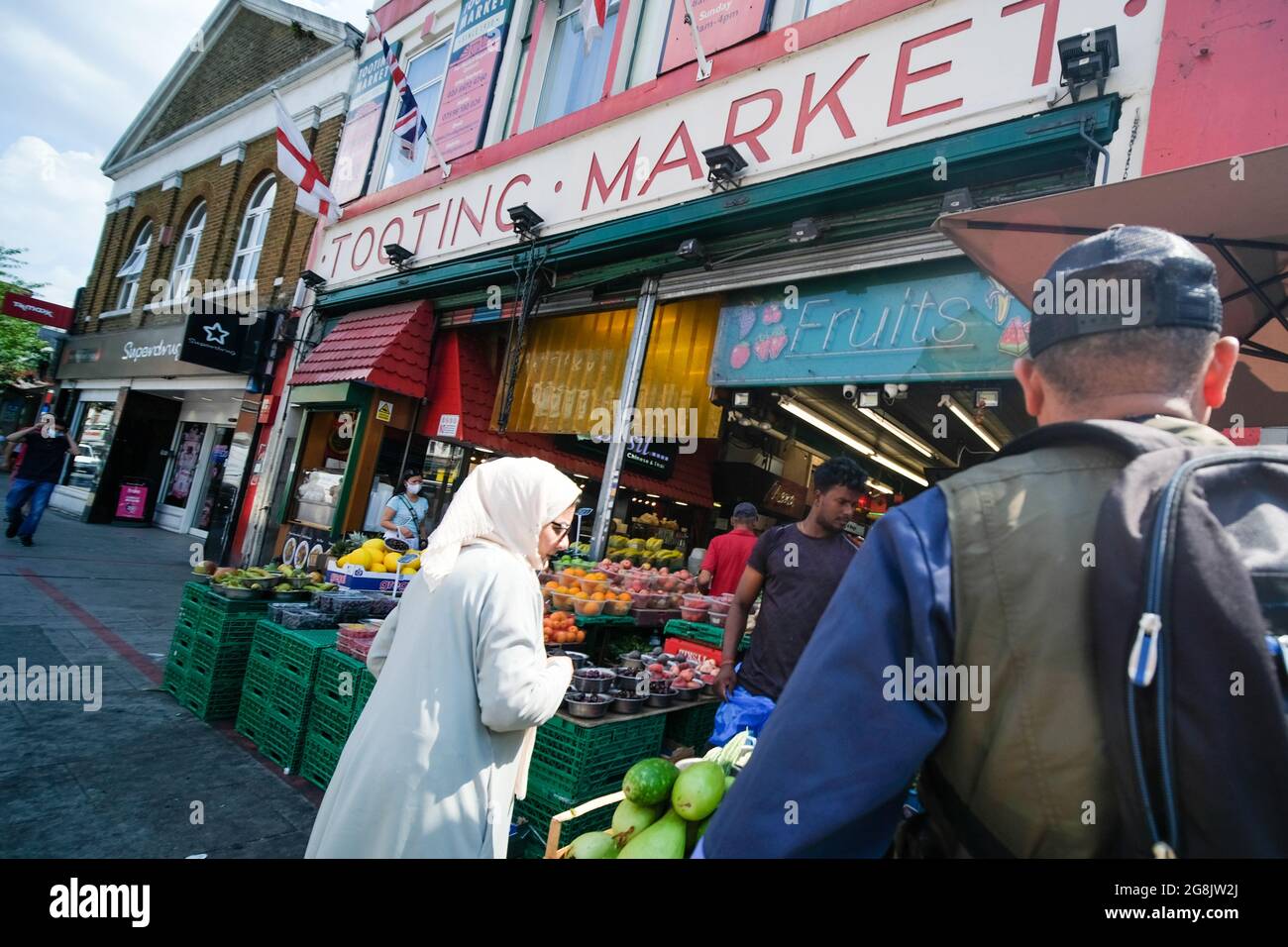 Londra- Luglio 2021: Tooting Market nel sud-ovest di Londra, un mercato al coperto con molti venditori e commercianti di cibo di strada Foto Stock