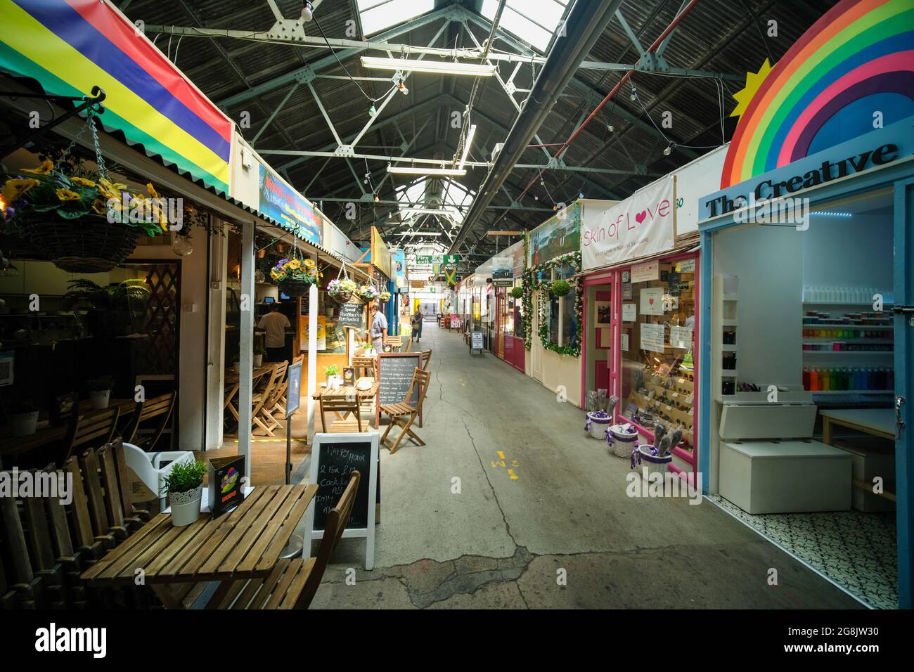 Londra- Luglio 2021: Tooting Market nel sud-ovest di Londra, un mercato al coperto con molti venditori e commercianti di cibo di strada Foto Stock