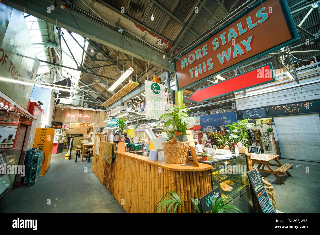 Londra- Luglio 2021: Tooting Market nel sud-ovest di Londra, un mercato al coperto con molti venditori e commercianti di cibo di strada Foto Stock Londra- Luglio 2021: Tooting Market nel sud-ovest di Londra, un mercato al coperto con molti venditori e commercianti di cibo di strada Foto Stock