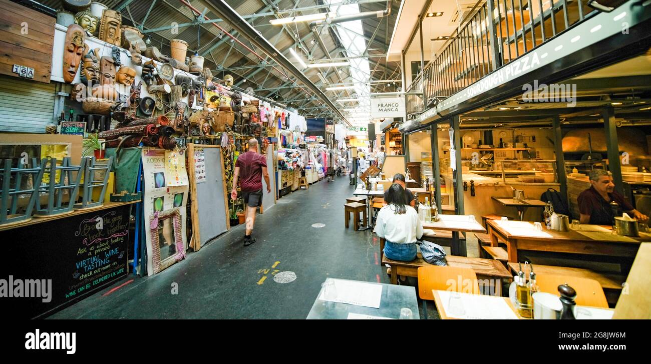 Londra- Luglio 2021: Tooting Market nel sud-ovest di Londra, un mercato al coperto con molti venditori e commercianti di cibo di strada Foto Stock