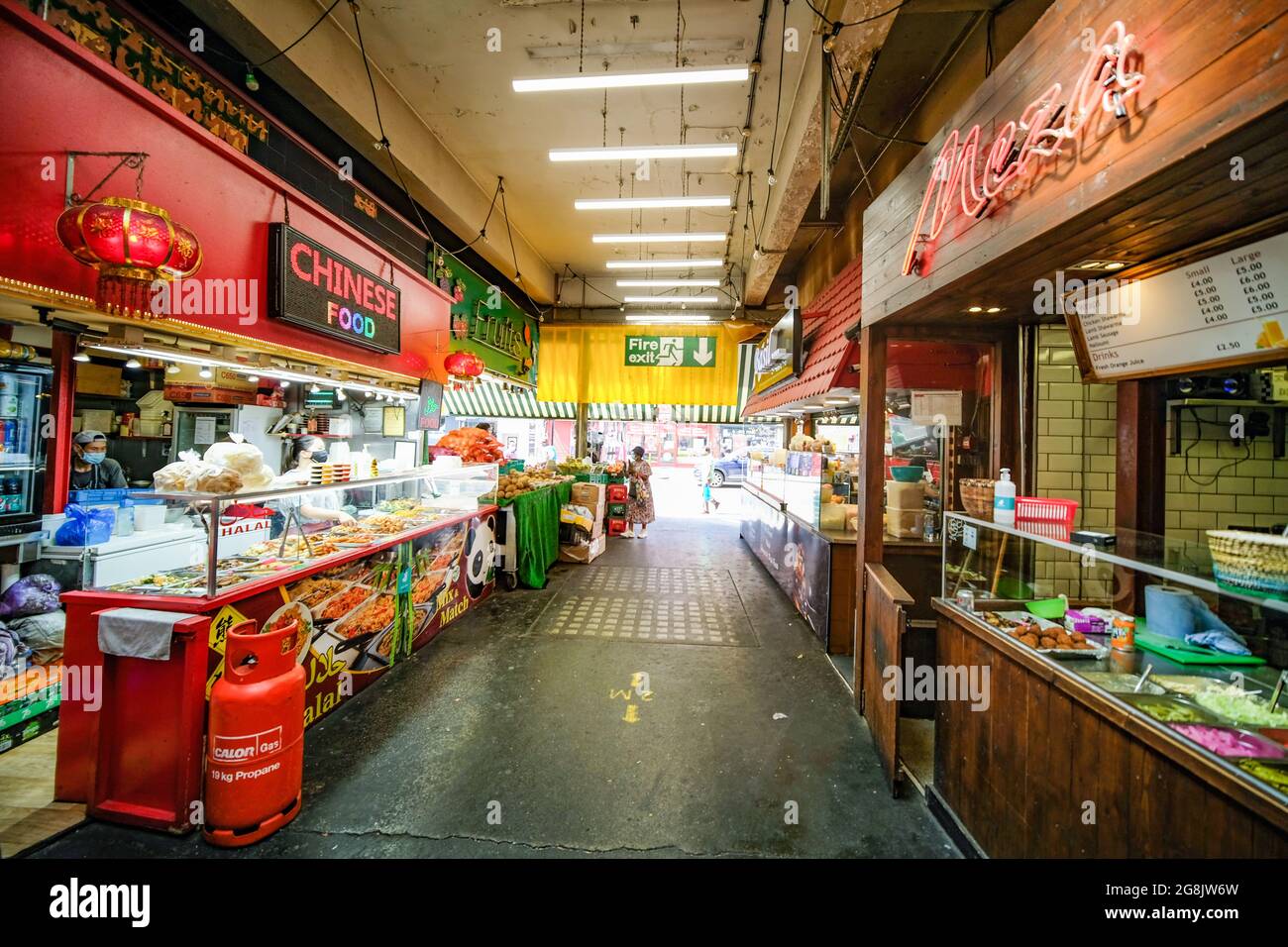 Londra- Luglio 2021: Tooting Market nel sud-ovest di Londra, un mercato al coperto con molti venditori e commercianti di cibo di strada Foto Stock