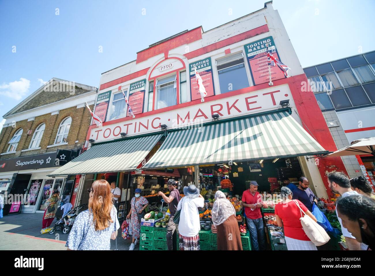 Londra- Luglio 2021: Tooting Market nel sud-ovest di Londra, un mercato al coperto con molti venditori e commercianti di cibo di strada Foto Stock