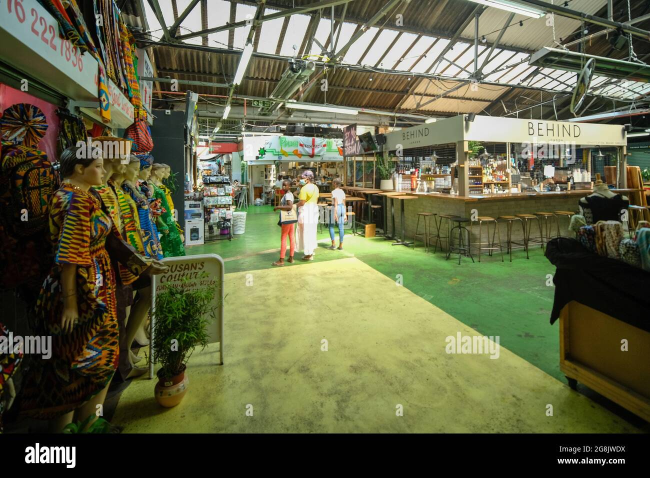 Londra- Luglio 2021: Tooting Market nel sud-ovest di Londra, un mercato al coperto con molti venditori e commercianti di cibo di strada Foto Stock