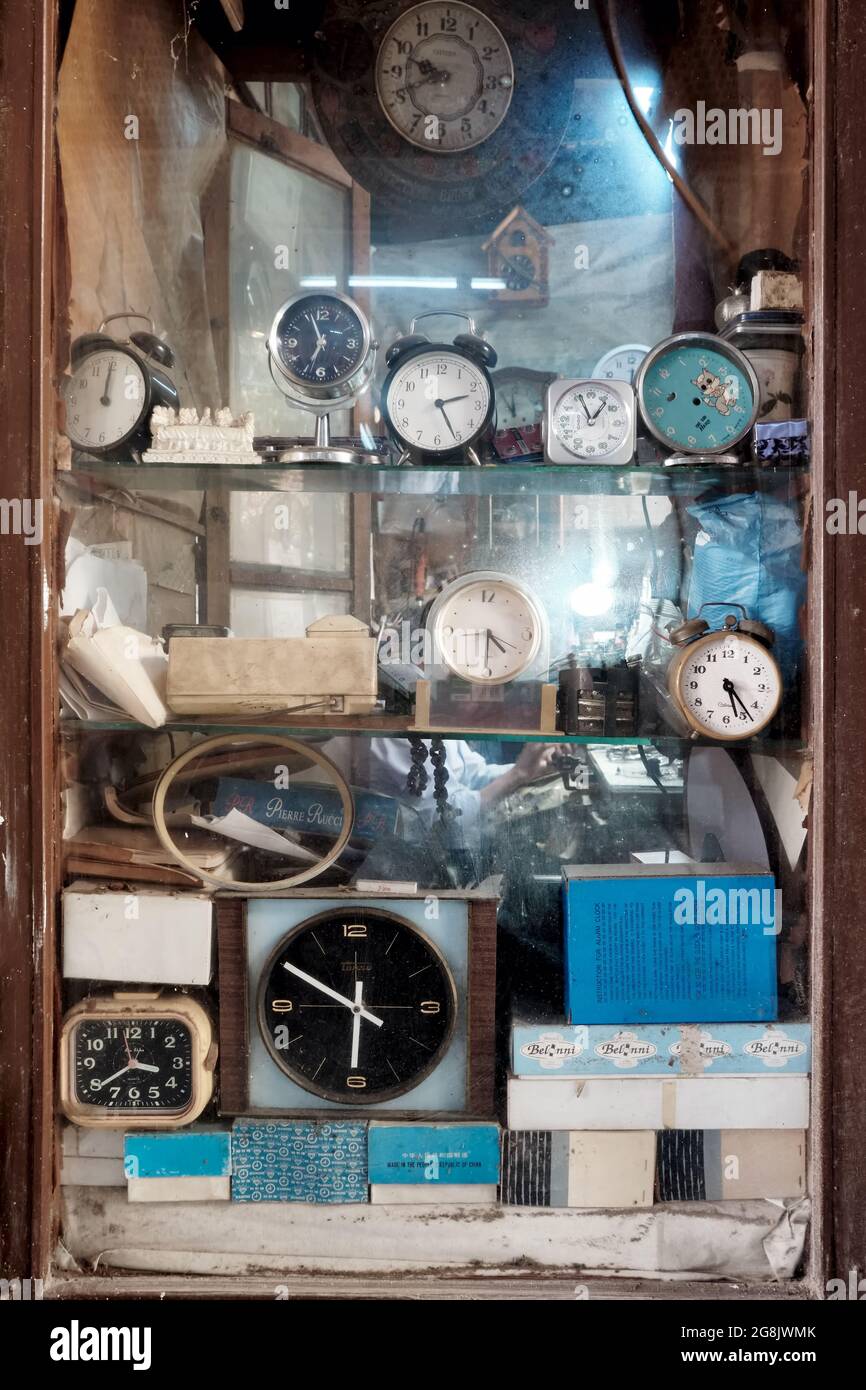 Urla, İzmir, Turchia - Giugno, 2021: Sveglie d'epoca alla vetrina di un negozio di riparazione di orologi tradizionali. Foto Stock