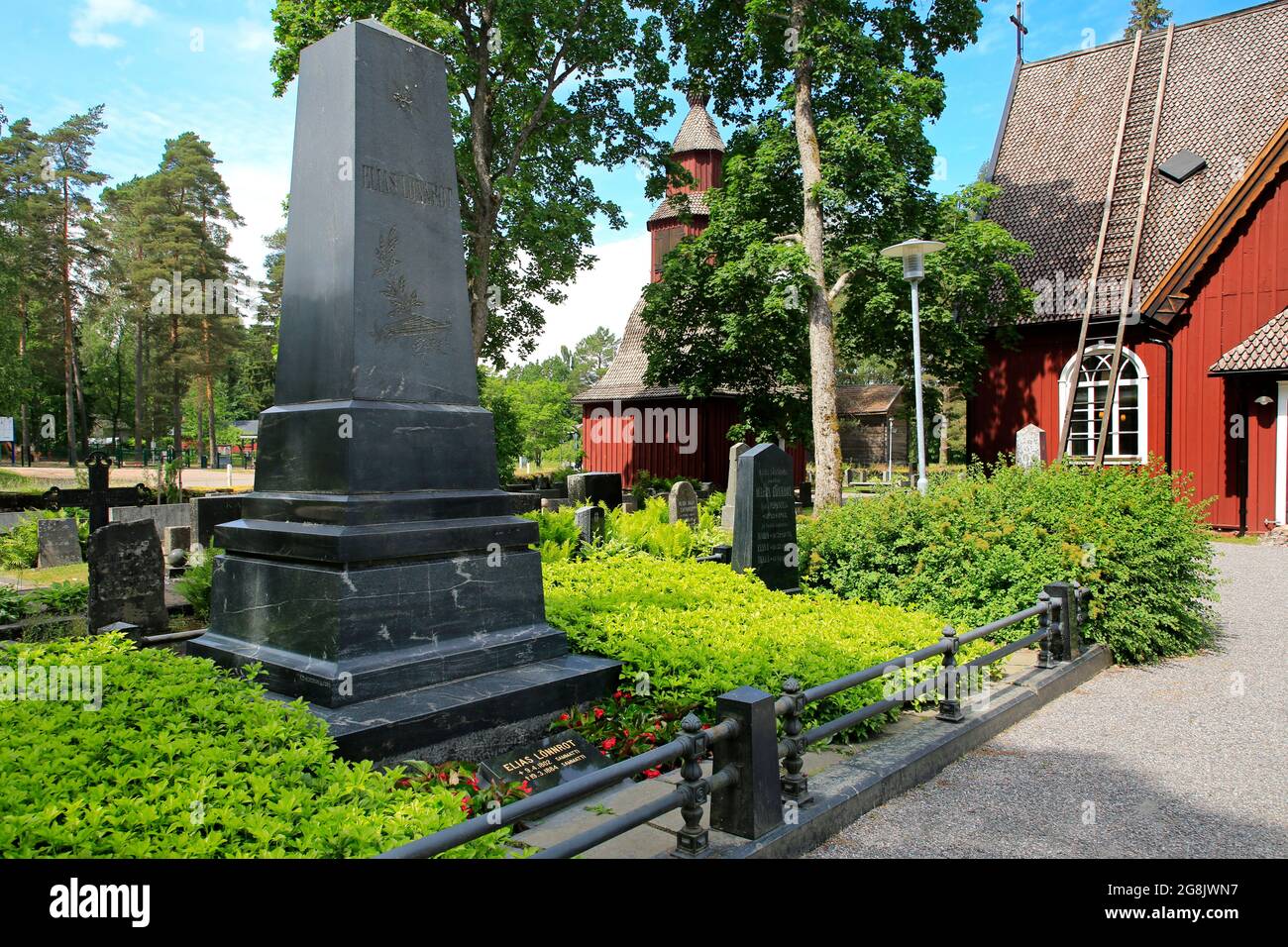 La tomba di Elias Lönnrot e della sua famiglia a Samatti, Finlandia. Elias Lönnrot è meglio conosciuto per aver creato l'epica nazionale finlandese Kalevala. Giugno 2021 Foto Stock