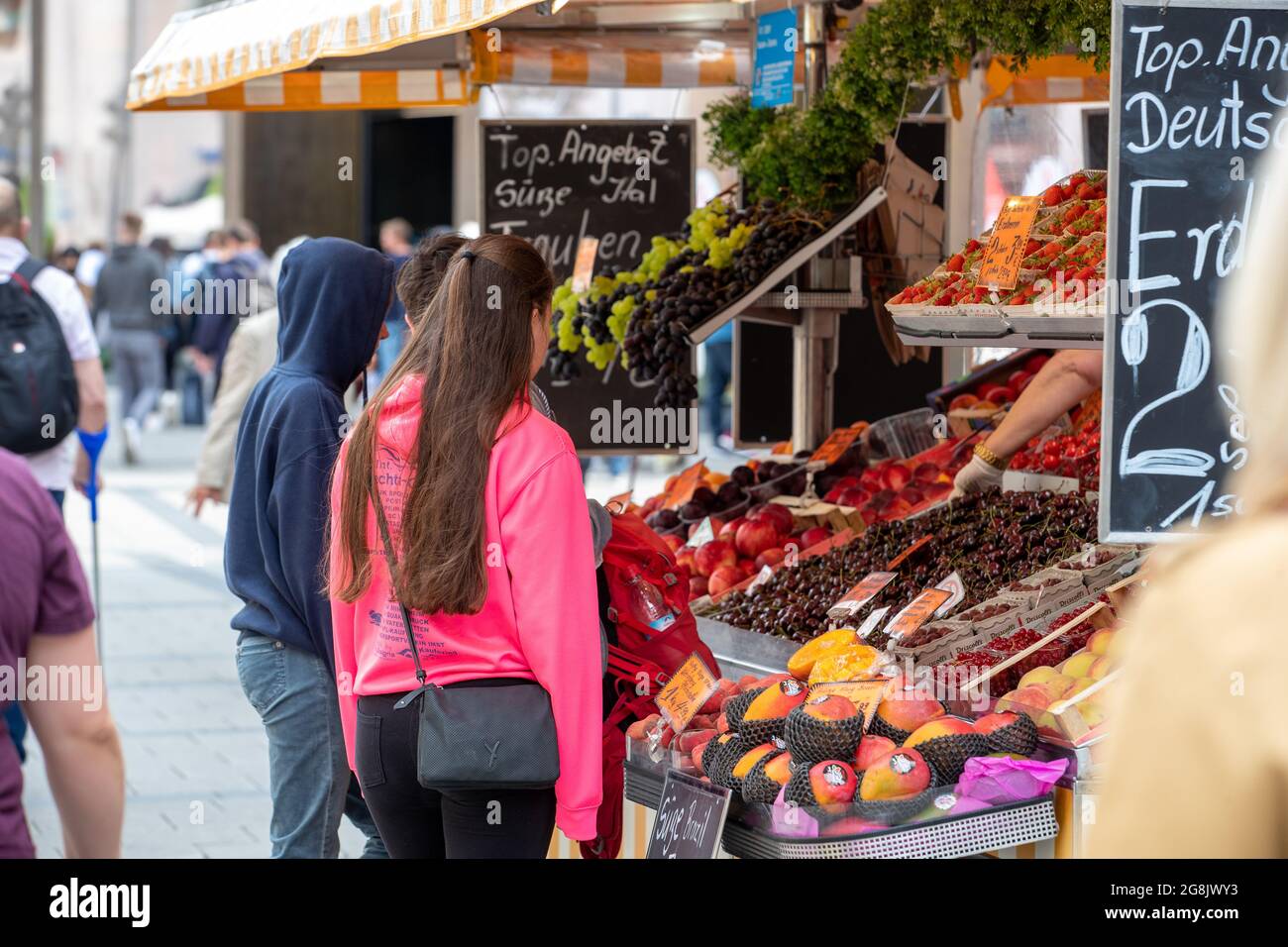 Obststand von Mango, Erdbeeren, Pfirsich, Kirschen, Feigen, Apfel, Tomaten, Aprikose, Trauben, und Pflaume. Am Mittwoch, 15. Juli 2020 sind viele in München in der Fußgängerzone unterwegs gewesen und haben Kleidung und andere Waren eingekauft. Verkauf und Verkauf von Dienstleistungen. - shopping e passeggiate nella zona pedonale di Monaco. (Foto di Alexander Pohl/Sipa USA) Credit: Sipa USA/Alamy Live News Foto Stock