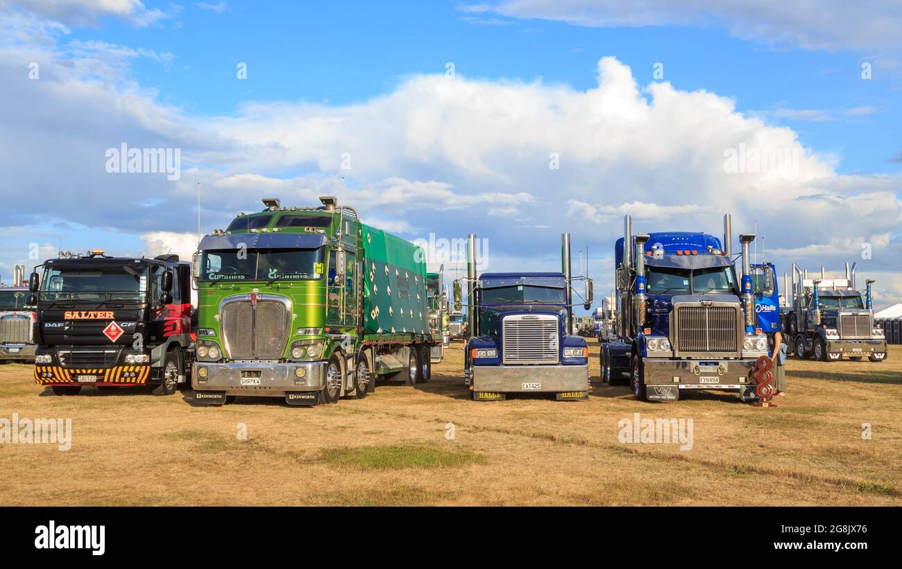 Varie marche e modelli di grandi carri di perforazione in occasione di una fiera di autocarri Foto Stock