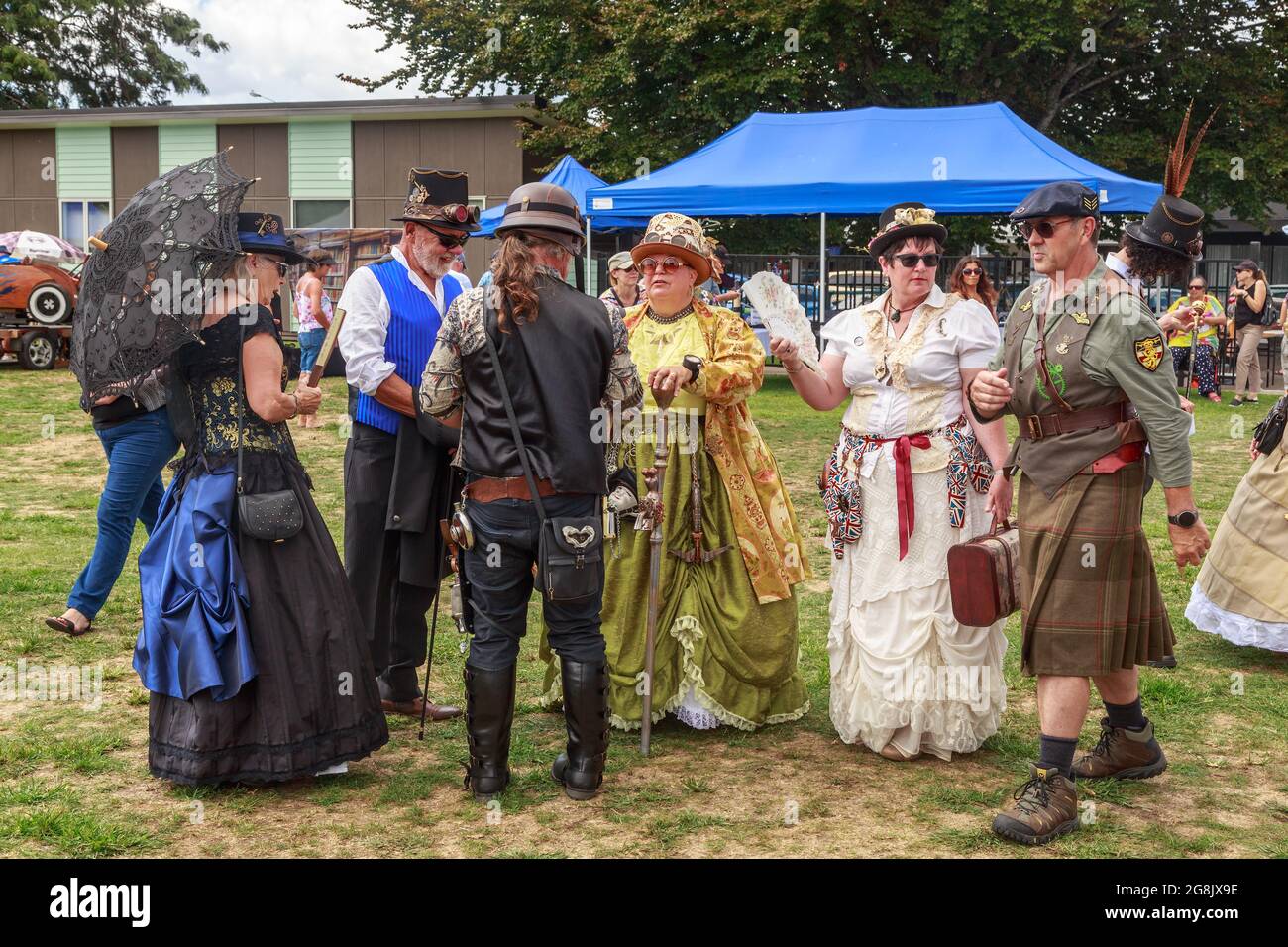 Uomini e donne in costume in un festival retrò e steampunk a Tauranga, Nuova Zelanda Foto Stock