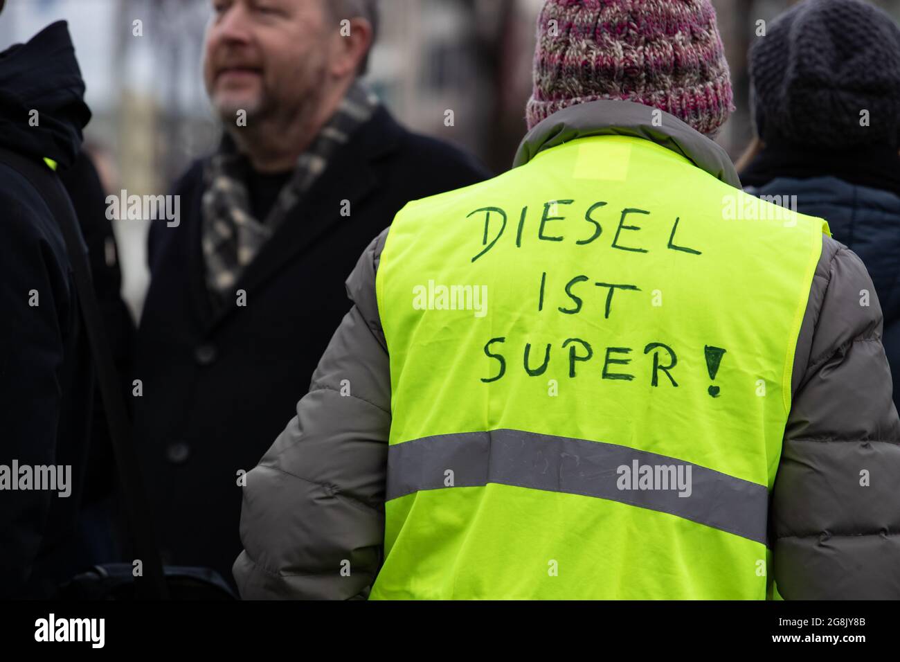 In München haben sich 100 - 150 Gegnerinnen und Gegner von Fahrverboten versammelt. Organiziert wurde die Demo von dem Automobilclub Mobil. RechtsExtreme und Funktionäre sowie Verkauf und Verkauf von Dienstleistungen und Verkauf. (Foto di Alexander Pohl/Sipa USA) Credit: Sipa USA/Alamy Live News Foto Stock