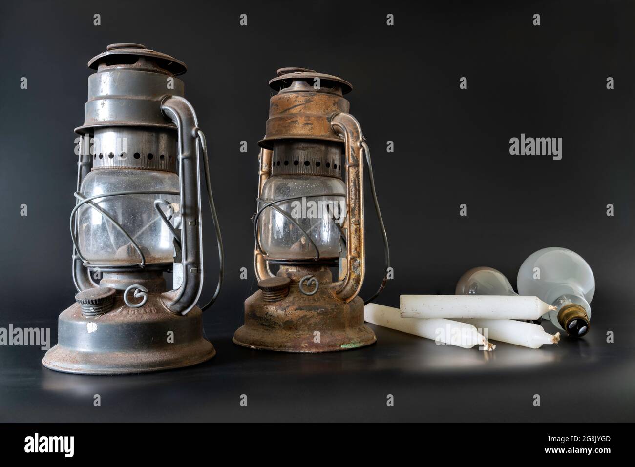 Vecchie lampade a olio di paraffina, candele e lampadine incandescenti. Tre metodi di "vecchio stile" per fornire luce in casa. Foto Stock