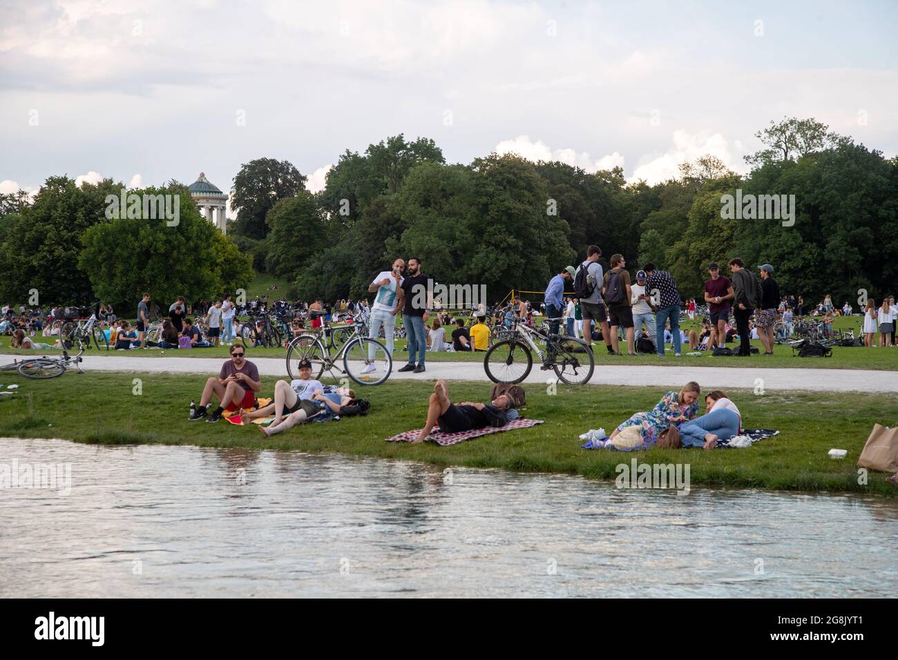 Am Donnerstag 25. Juni 2020 war der englische Garten in München voll. Viele Jugendliche feierten und genossen das schöne Wetter. (Foto di Alexander Pohl/Sipa USA) Credit: Sipa USA/Alamy Live News Foto Stock
