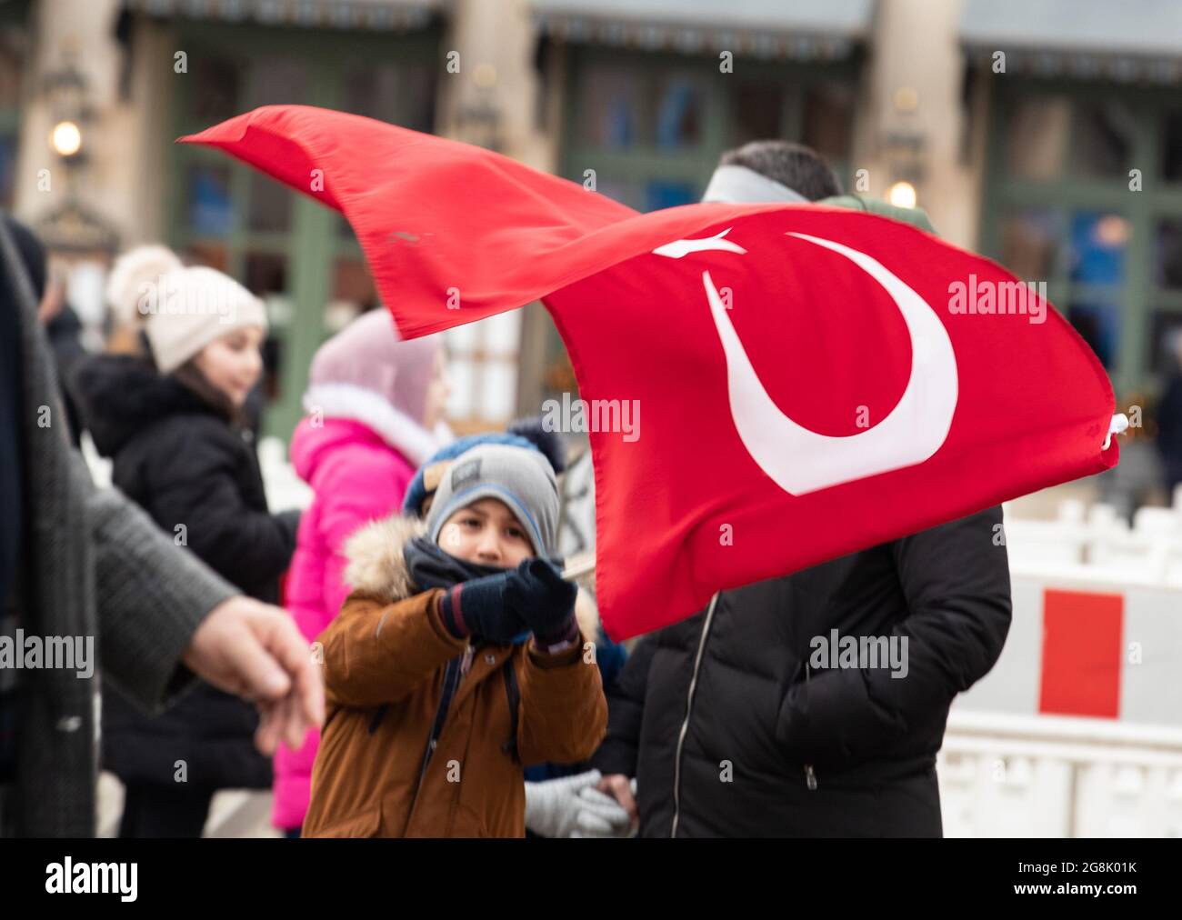 Kleiner Junge mit Türkei Flagge. Einige Hundert Menschen haben sich in München versammelt, um Solidarität mit den Uiguren zu zeigen. Die Uiguren werden aktuell in China unter Xi Jinping verfolgt und Umerziehungslager gesteckt. (Foto di Alexander Pohl/Sipa USA) Credit: Sipa USA/Alamy Live News Foto Stock