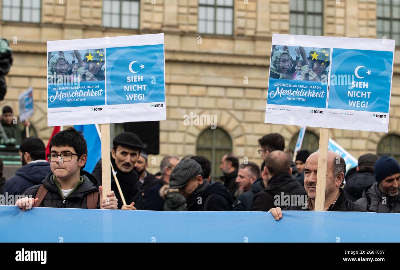 Schilder, muoia un Menschlichkeit mahnen. Einige Hundert Menschen haben sich in München versammelt, um Solidarität mit den Uiguren zu zeigen. Die Uiguren werden aktuell in China unter Xi Jinping verfolgt und Umerziehungslager gesteckt. (Foto di Alexander Pohl/Sipa USA) Credit: Sipa USA/Alamy Live News Foto Stock