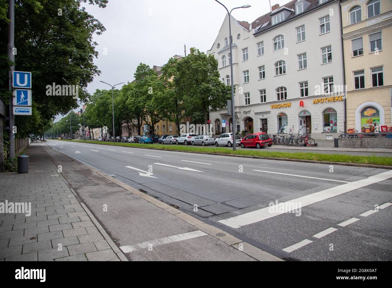 Ungererstraße ist leer. Nachdem am 10. Juni 2020 ein Auto in der Ungererstraße Ecke Domagkstraße in München Schwabing in eine Menschenmenge gefahren ist, gab es einen Großeinsaatz der Polizei. Drei Menschen wurden verletzt. (Foto di Alexander Pohl/Sipa USA) Credit: Sipa USA/Alamy Live News Foto Stock