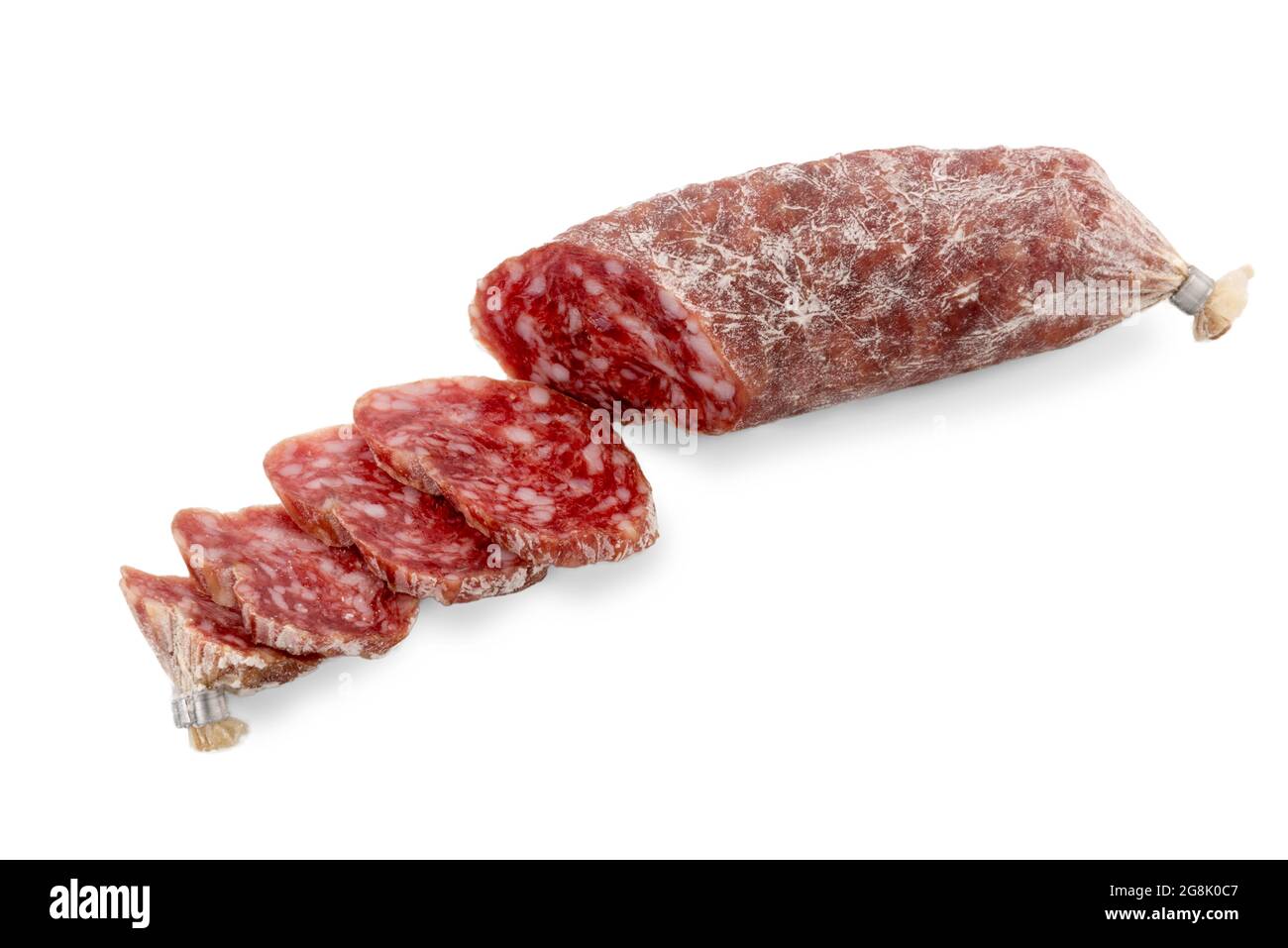 Piccolo salame italiano tagliato a fette, salsiccia detto cacciatorino isolato su bianco, spazio copia Foto Stock