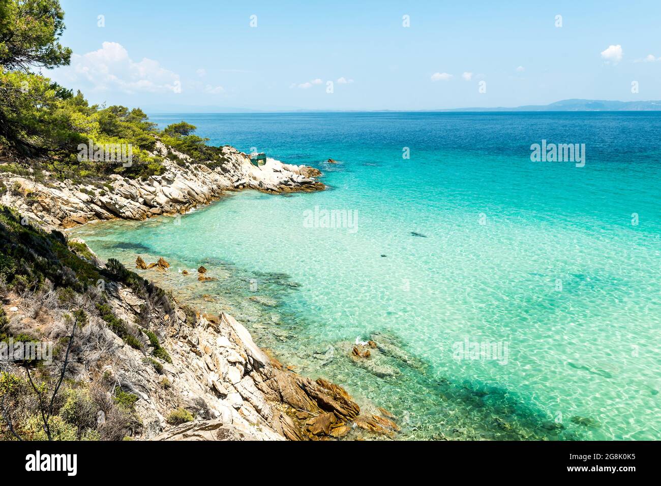 Paesaggio della costa del mar Egeo con acqua acquamarina, vista vicino alla spiaggia di Mega Portokali (Sithonia, Chalkidiki, Grecia) Foto Stock