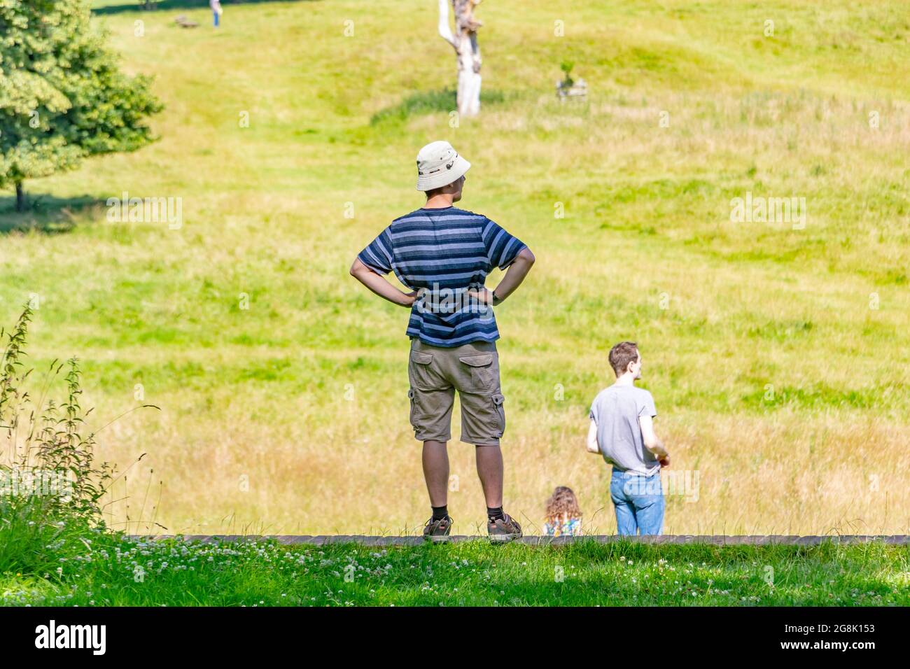 Uomo con cappello e mani su fianchi godendo parco intorno Hughenden Manor, High Wycombe Foto Stock
