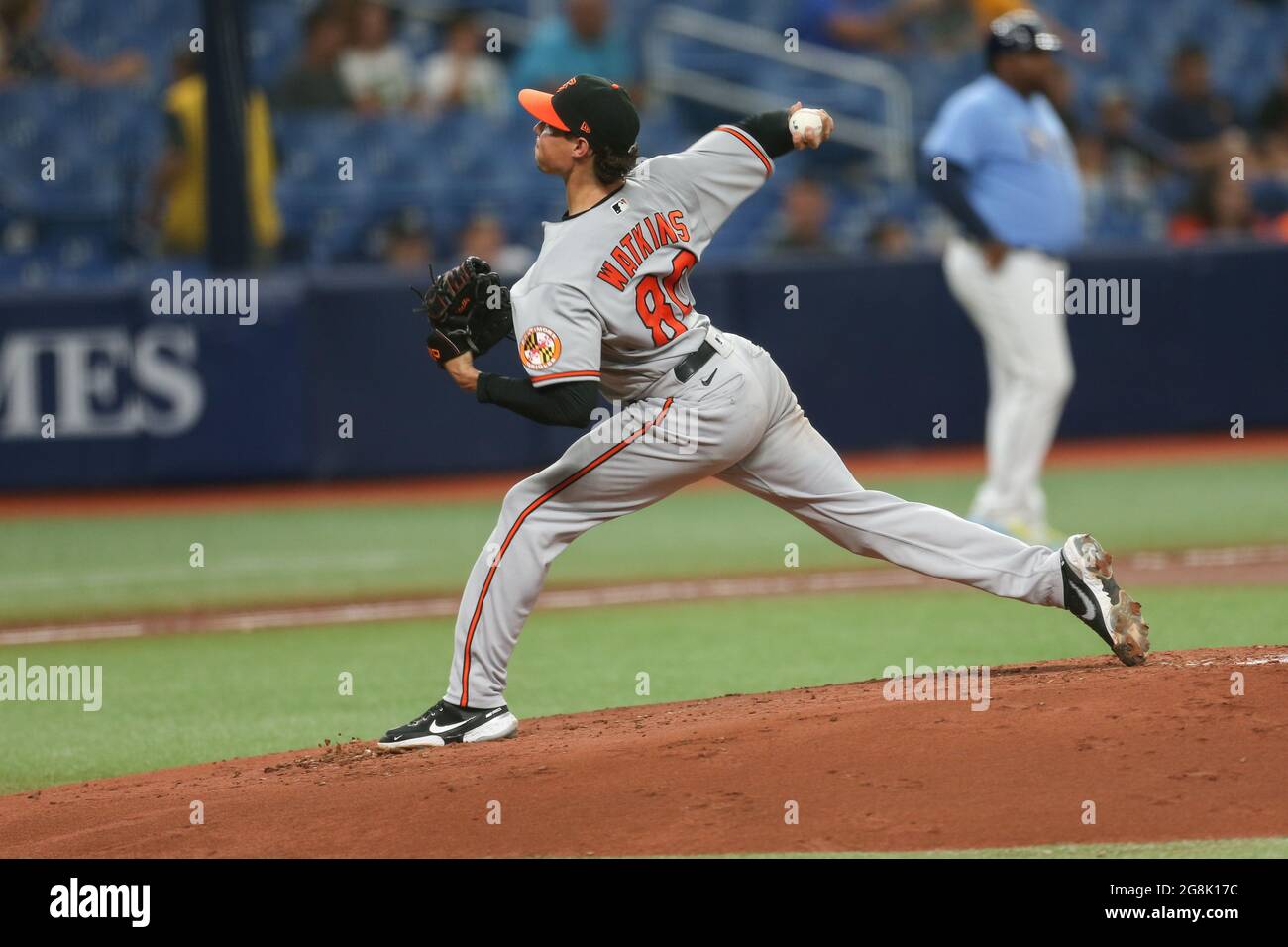 San Pietroburgo, Florida. USA; Baltimore Orioles Starting Pitcher Spenser Watkins (80) offre un campo durante una partita di baseball della Major League, lunedì 1 luglio Foto Stock