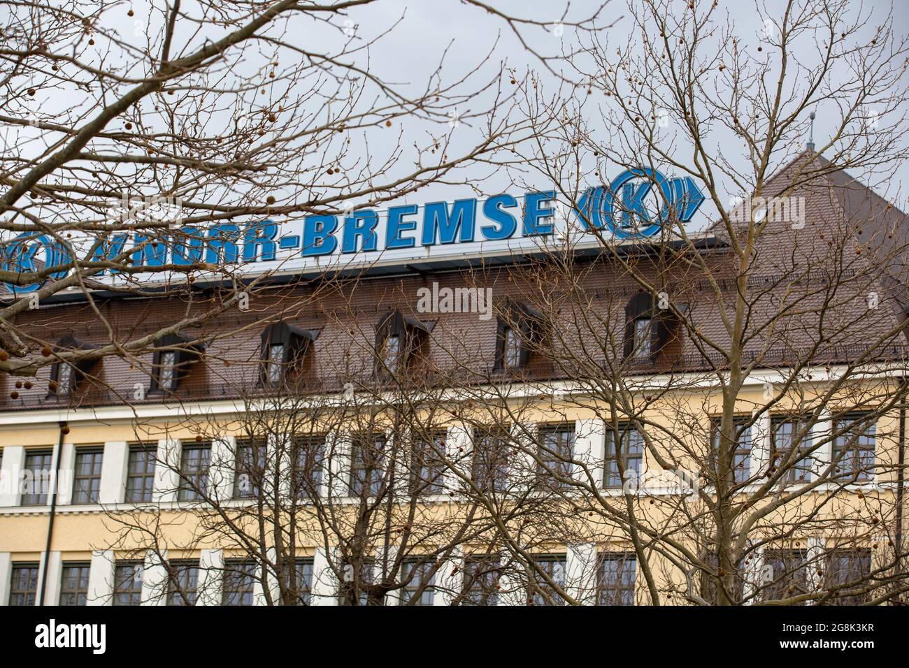Der Hauptsitz von Knorr Bremse in München. Knorr-Bremse ist ein deutsches Unternehmen, welches weltweit führender Hersteller von Bremssystemen für Schienen- und Nutzfahrzeuge ist. 2018 ginging das Unternehmen an die Börse und ist aktuell im MDAX gelistet. (Foto di Alexander Pohl/Sipa USA) Credit: Sipa USA/Alamy Live News Foto Stock