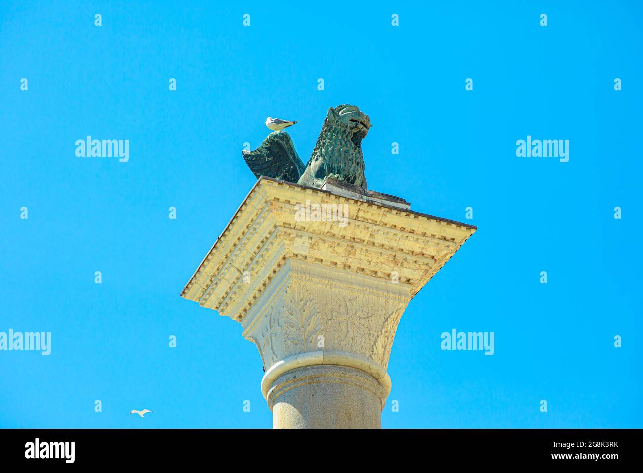 Statua del leone alato veneziano di San Marco a Venezia. Si trova in Piazza San Marco, popolare punto di riferimento della citta' di Venezia in Italia. Foto Stock