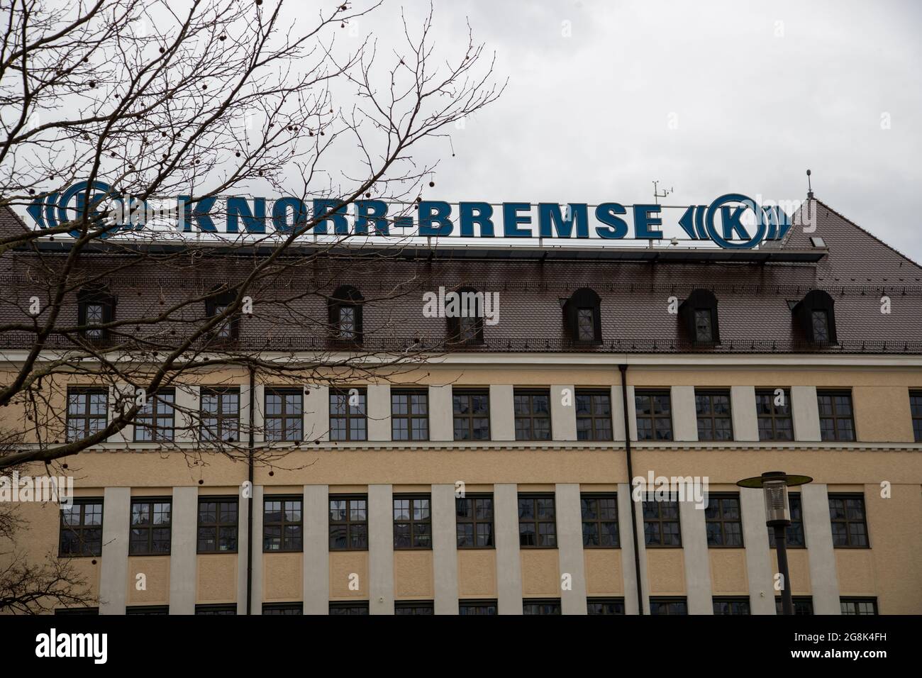Der Hauptsitz von Knorr Bremse in München. Knorr-Bremse ist ein deutsches Unternehmen, welches weltweit führender Hersteller von Bremssystemen für Schienen- und Nutzfahrzeuge ist. 2018 ginging das Unternehmen an die Börse und ist aktuell im MDAX gelistet. (Foto di Alexander Pohl/Sipa USA) Credit: Sipa USA/Alamy Live News Foto Stock