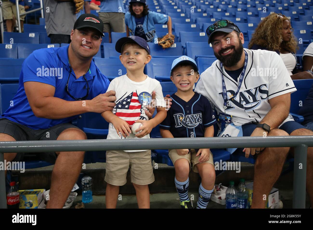 San Pietroburgo, Florida. USA; una visione generale dei papà con i loro figli giovani durante una partita di baseball di serie tra i Tampa Bay Rays e i Baltimora Foto Stock