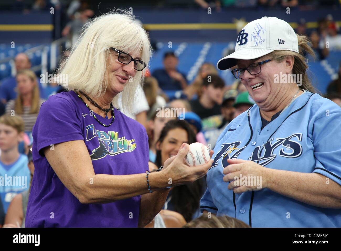 San Pietroburgo, Florida. USA; due tifosi sono stati entusiasti di assistere a una partita di baseball della Major League tra i Tampa Bay Rays e Baltimora Foto Stock