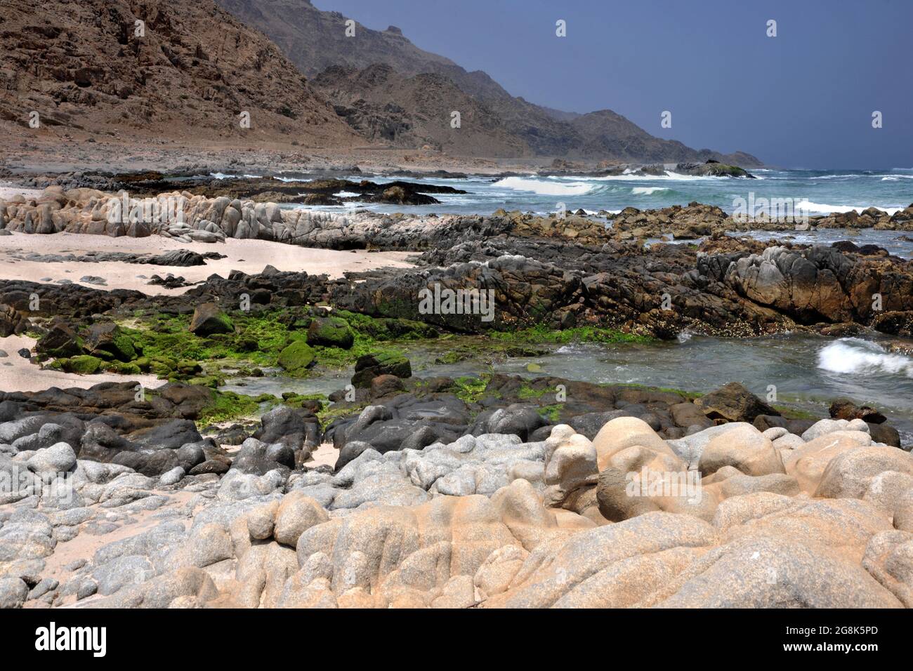 Orizzontale. Spiaggia rocciosa nel sud di Oman, Salalah, Medio Oriente Foto Stock